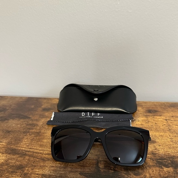 Diff Eyewear Black Sunglasses with Case